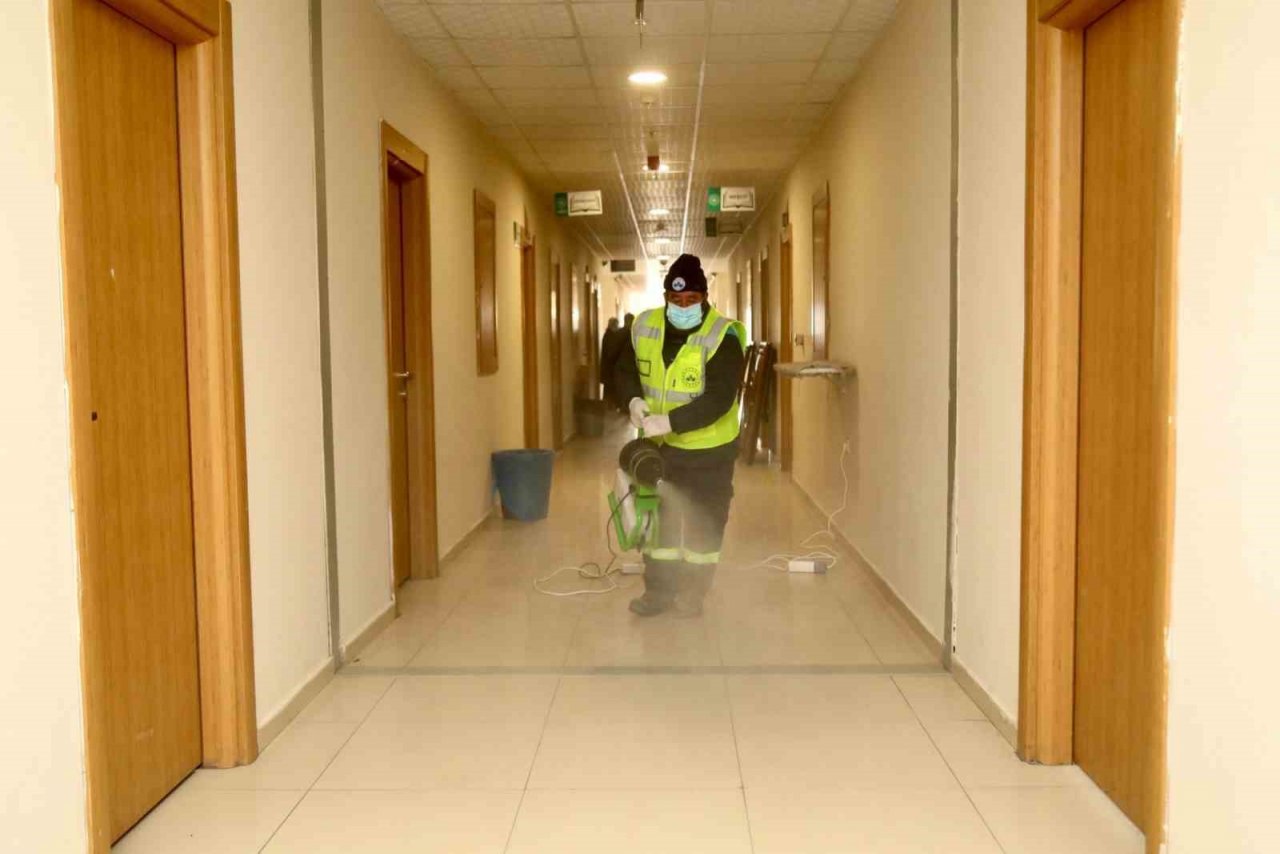 Elazığ’da depremzedelerin konakladığı alanlar dezenfekte edildi