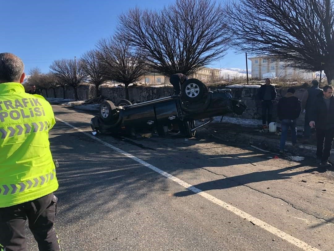 Elazığ ağaca çarpan hafif ticari araç ters döndü: 2 yaralı