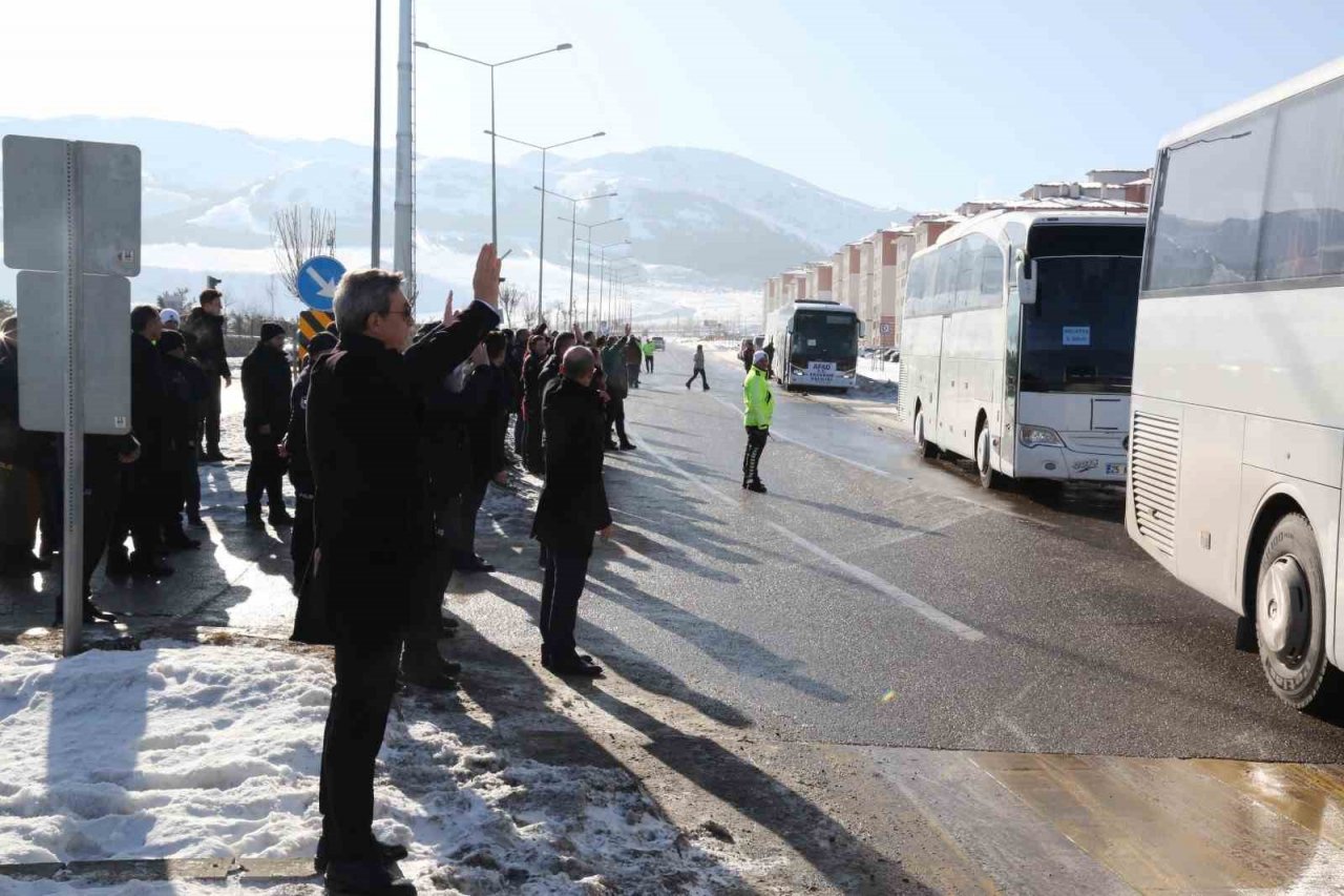 300 polis dualarla yardım için deprem bölgesine gönderildi