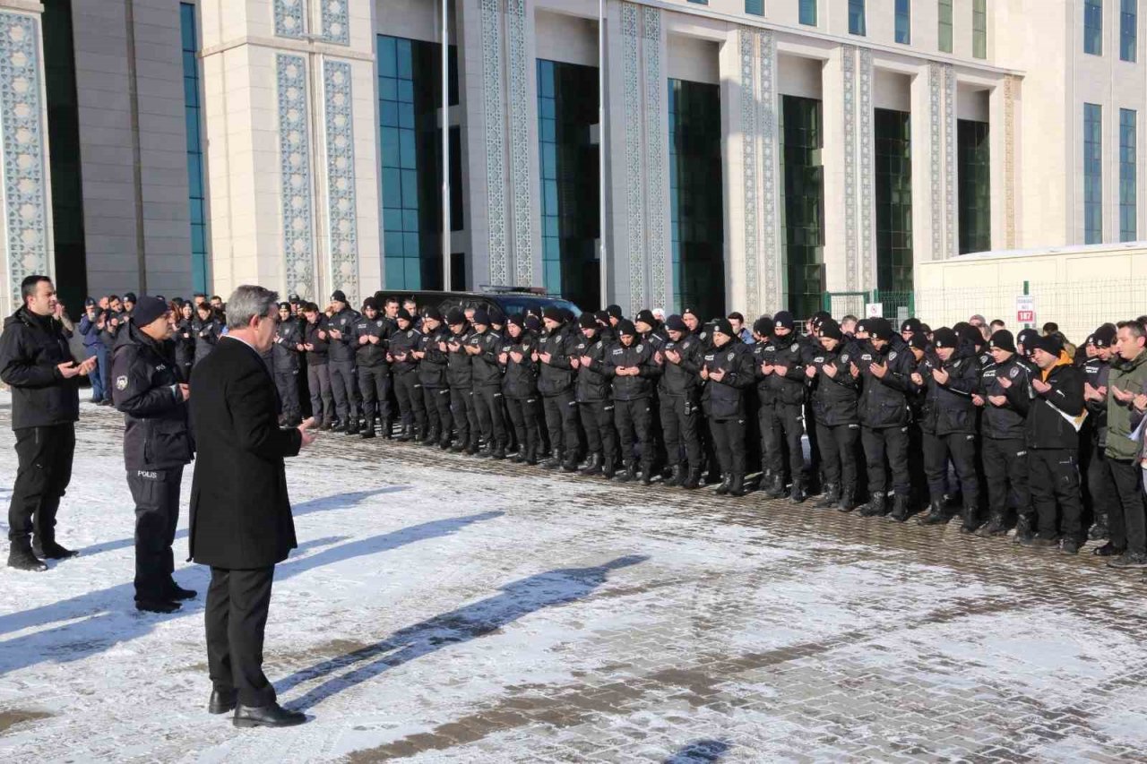 300 polis dualarla yardım için deprem bölgesine gönderildi