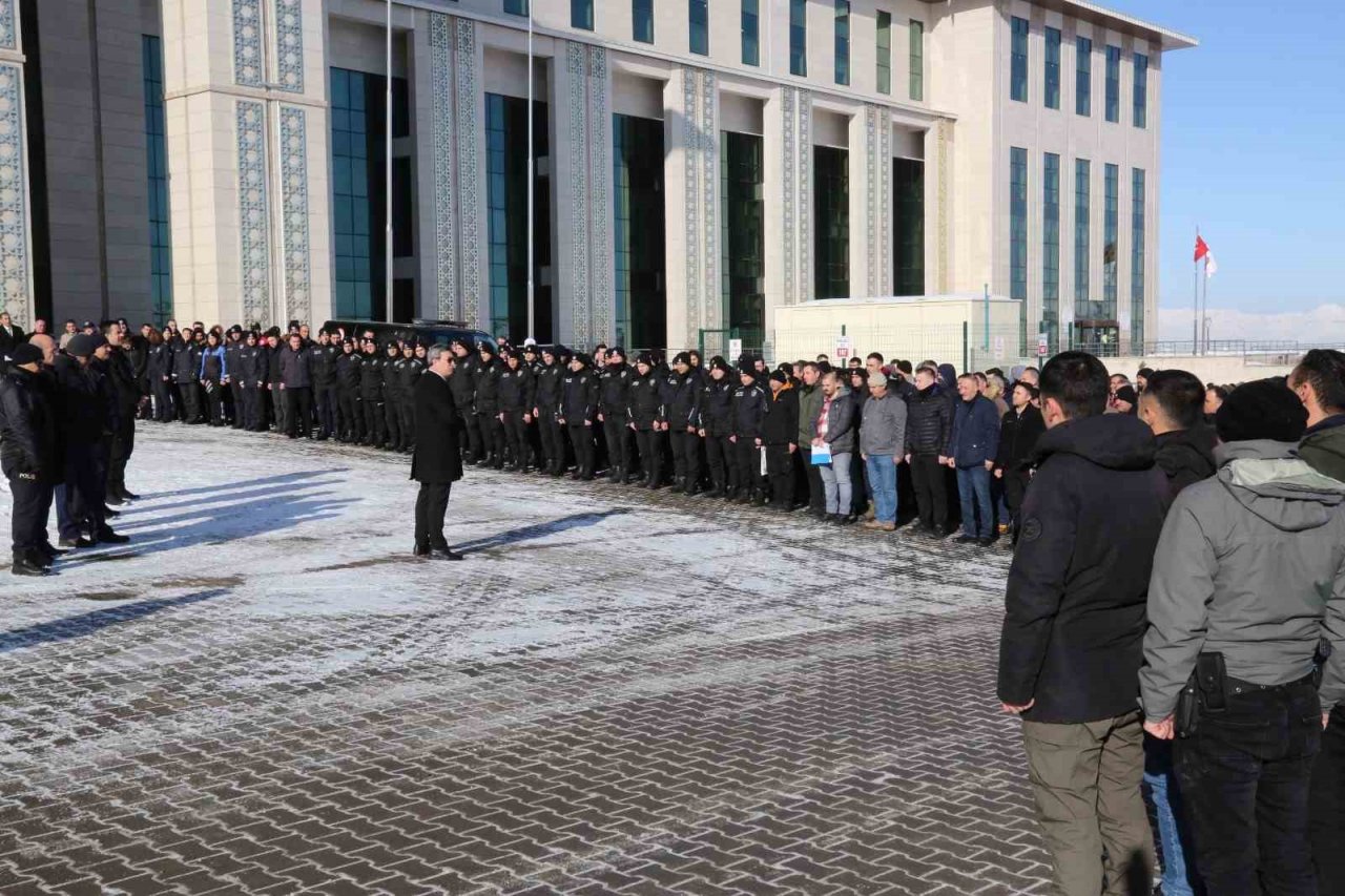 300 polis dualarla yardım için deprem bölgesine gönderildi