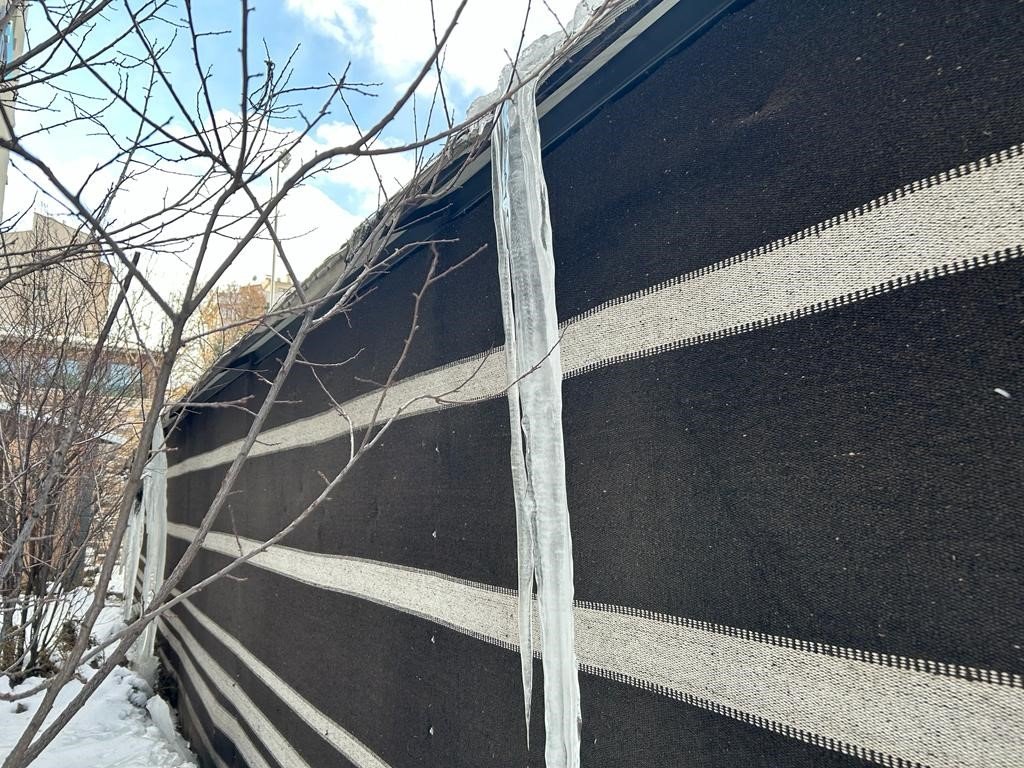 Erzurum’da soğuk hava nedeniyle oluşan buz sarkıtları tehlike arz ediyor