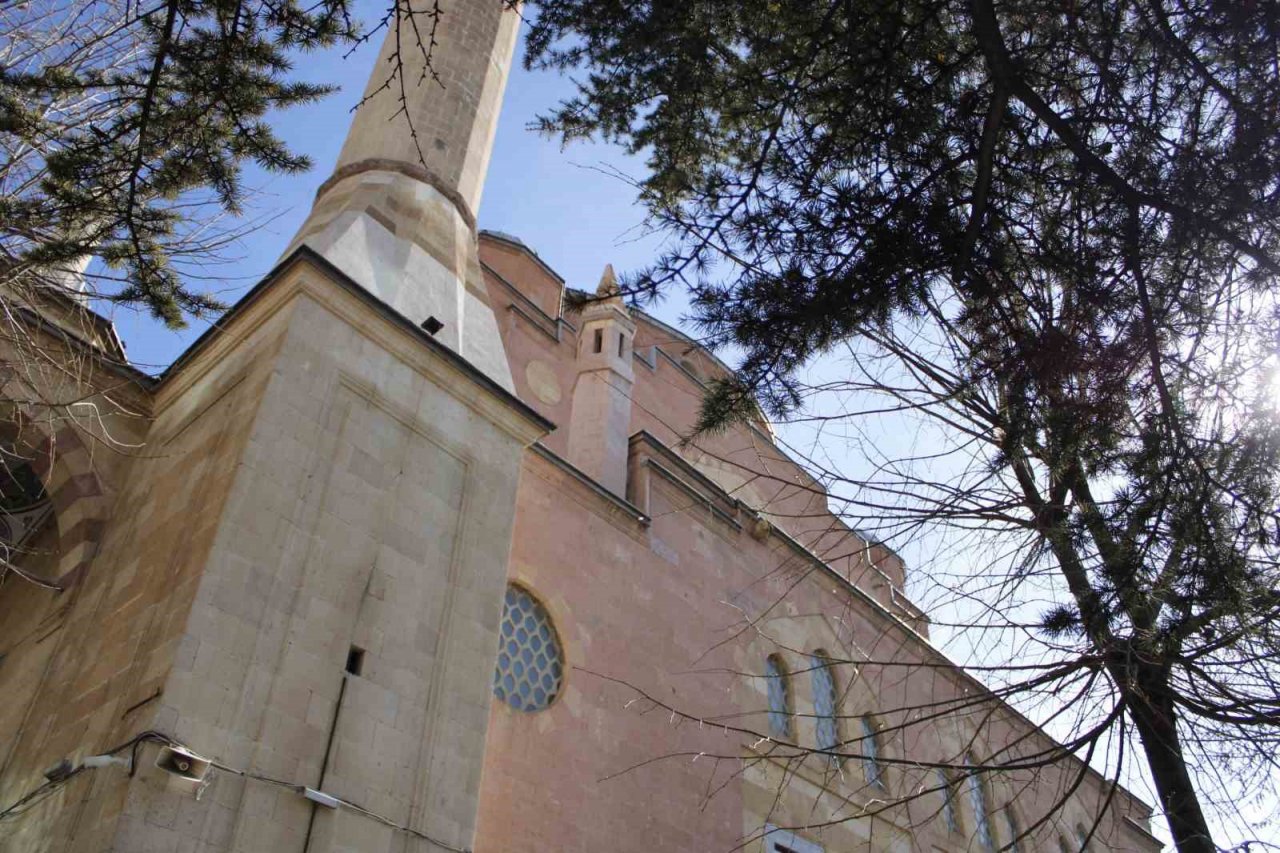 Asırlık Eskişehir Reşadiye Camii görenleri mest ediyor