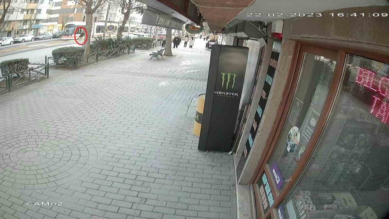 Tramvayın çarptığı 78 yaşındaki kadının hayatını kaybettiği kaza anı güvenlik kamerasına yansıdı