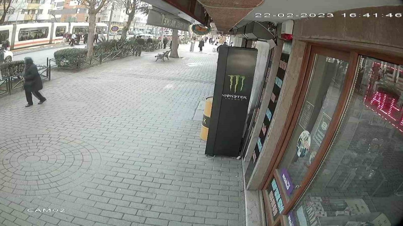 Tramvayın çarptığı 78 yaşındaki kadının hayatını kaybettiği kaza anı güvenlik kamerasına yansıdı