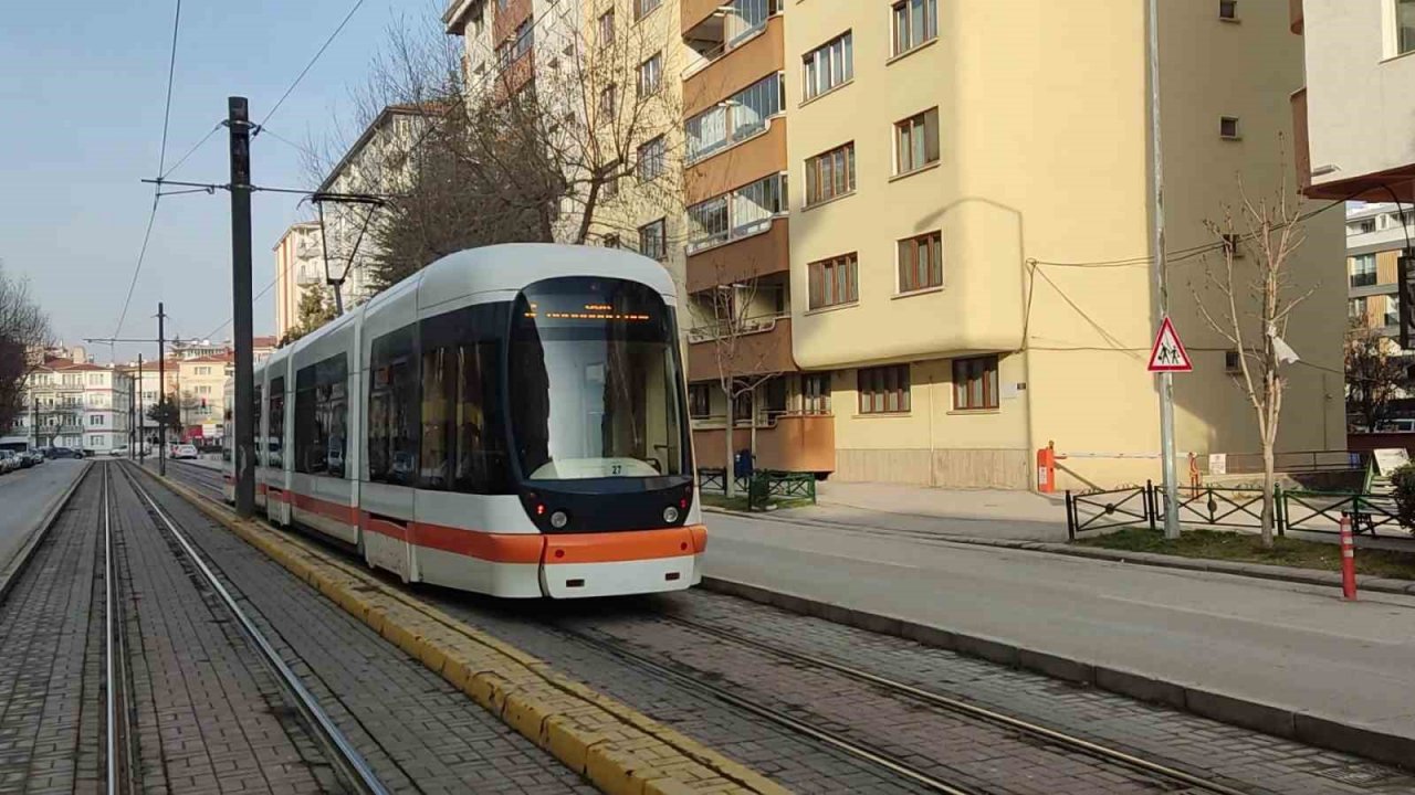 Tramvayın çarptığı 78 yaşındaki kadının hayatını kaybettiği kaza anı güvenlik kamerasına yansıdı