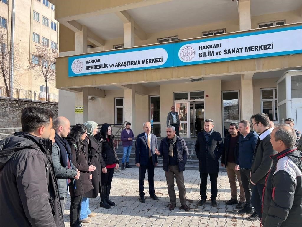 Gönüllü öğretmenler deprem bölgesine uğurlandı