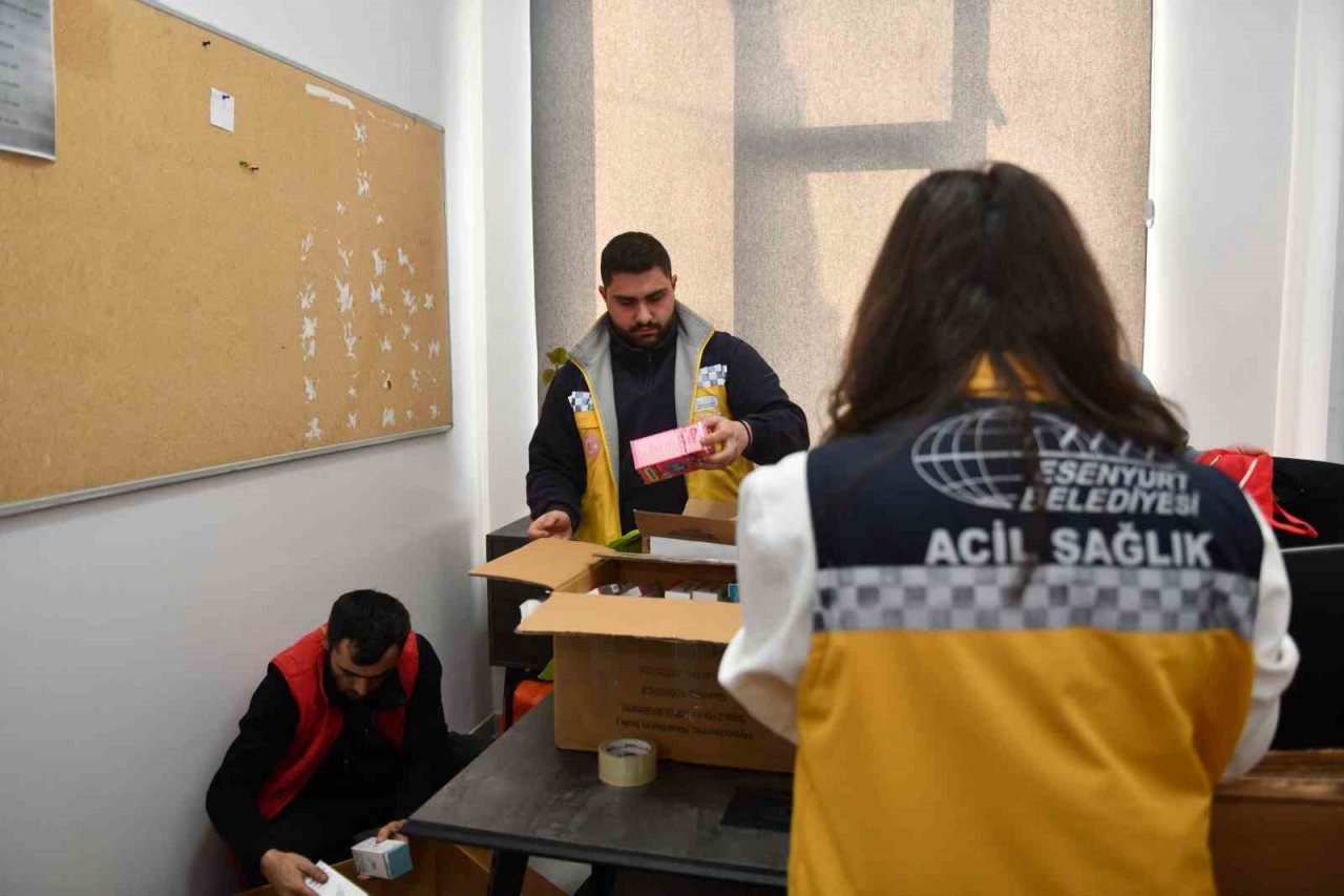 Deprem bölgesine ilaç ve medikal malzeme desteği sürüyor