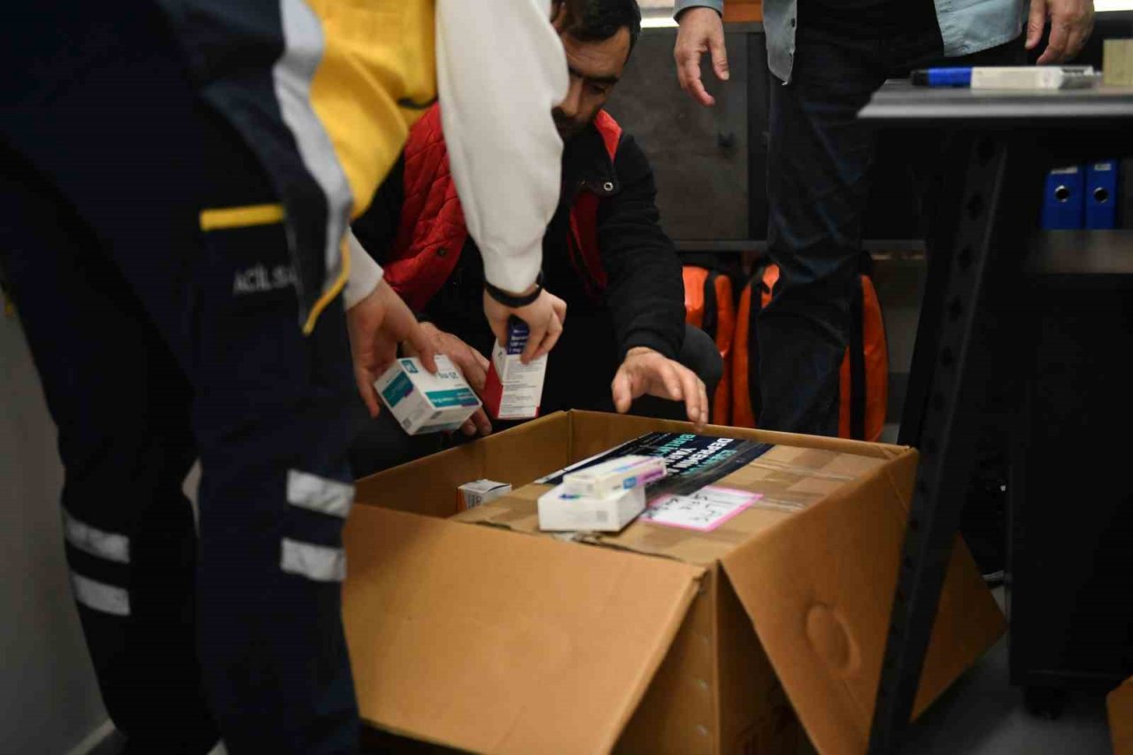 Deprem bölgesine ilaç ve medikal malzeme desteği sürüyor