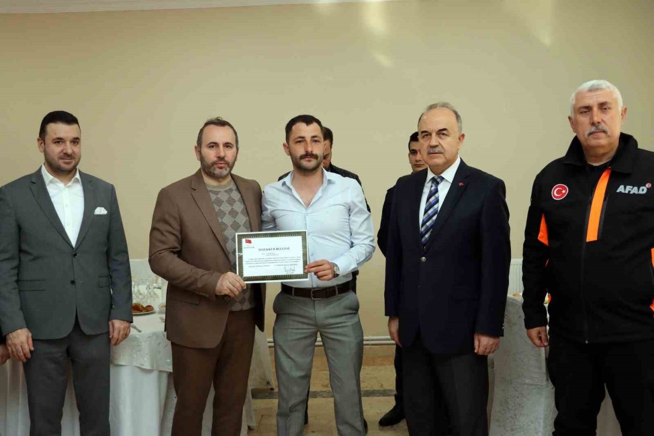 Depremzedelerin yardıma koşan iş makinesi operatörlerine teşekkür belgesi