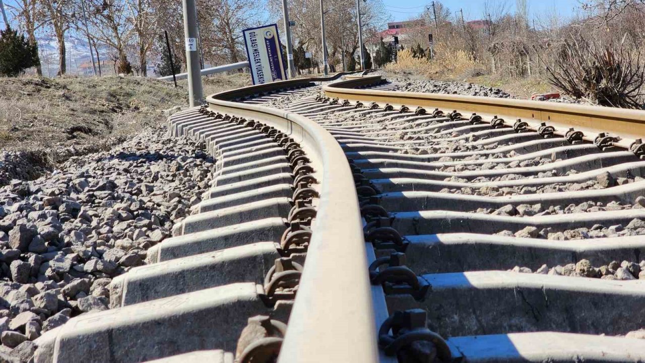 Depremler bin 275 kilometrelik demir yolu hattına hasar verdi