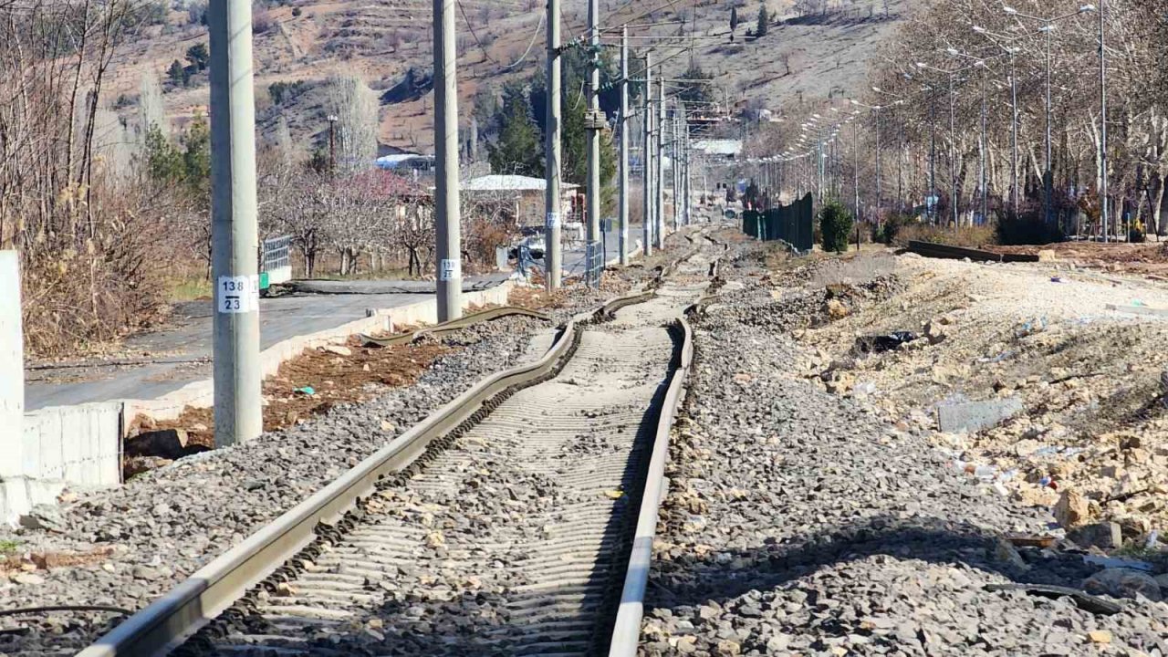 Depremler bin 275 kilometrelik demir yolu hattına hasar verdi