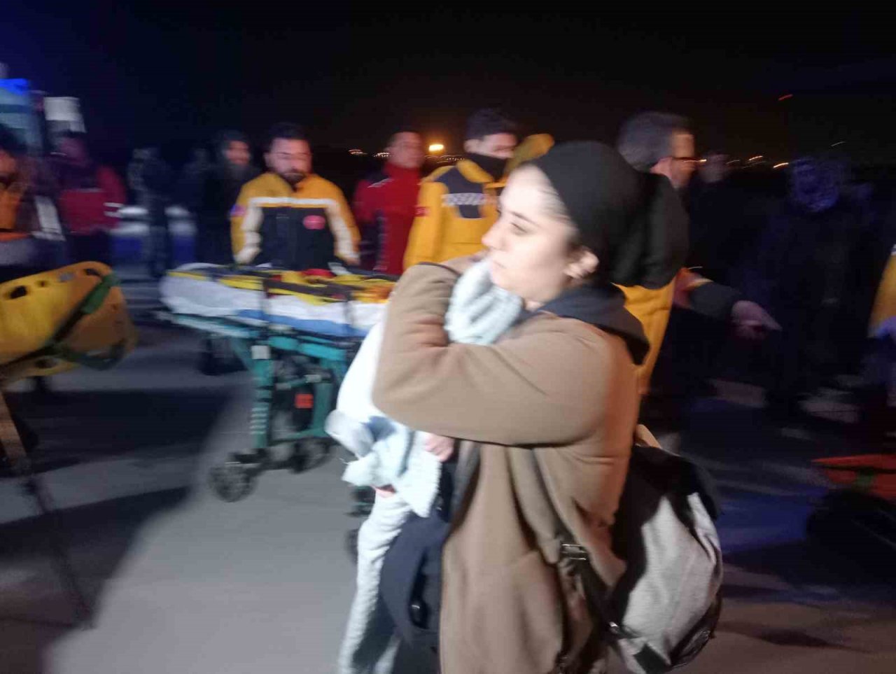 Adana’daki 38 yaralı depremzede ve 31 refakatçi TSK’ya ait uçakla İstanbul’a getirildi