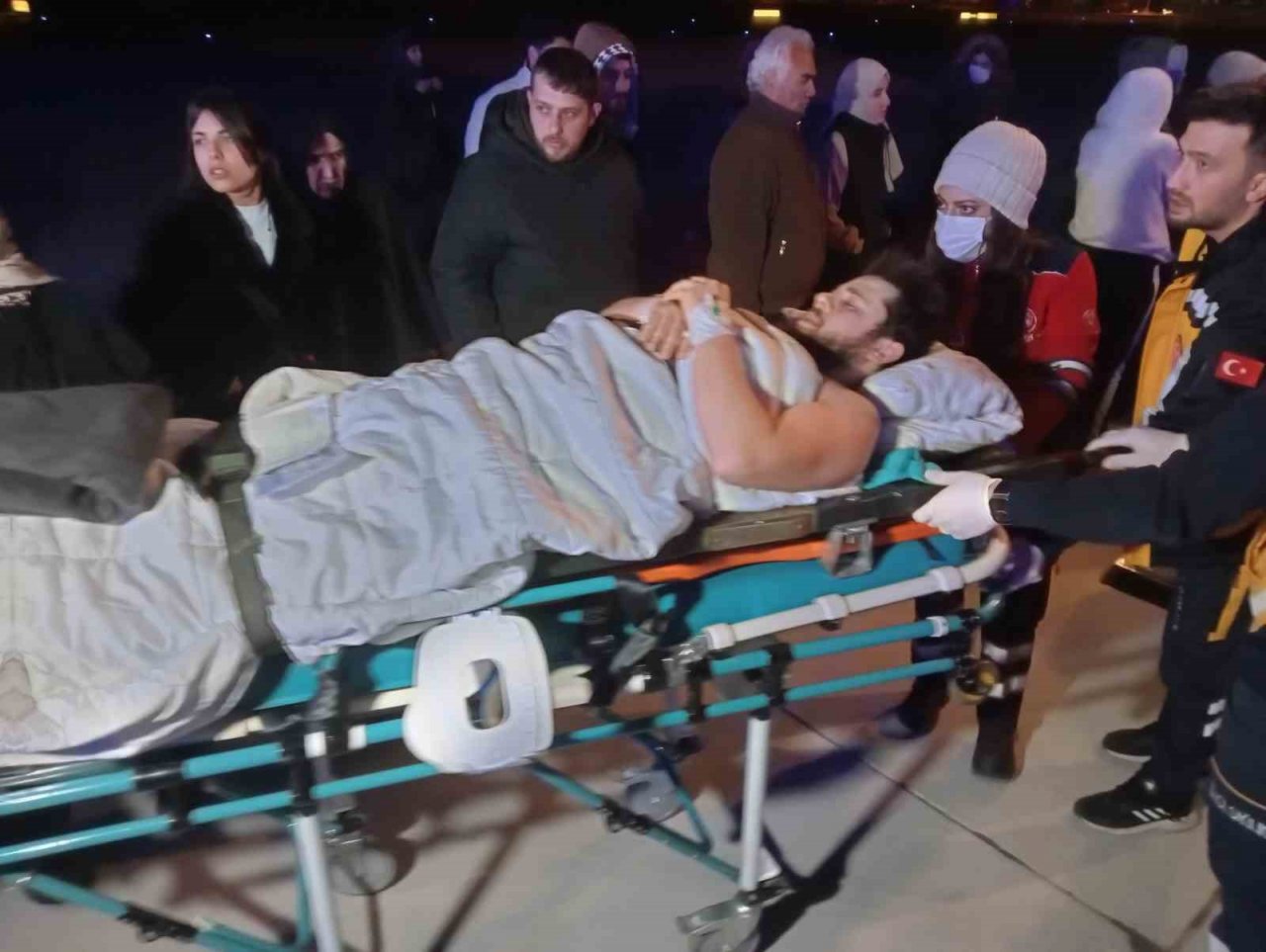 Adana’daki 38 yaralı depremzede ve 31 refakatçi TSK’ya ait uçakla İstanbul’a getirildi