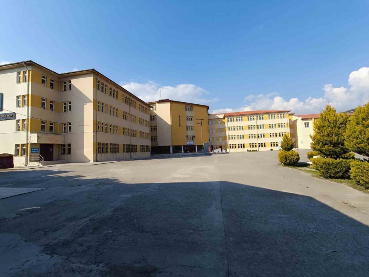 Edremit’te 3 Lise binası güçlendirme için tahliye edildi