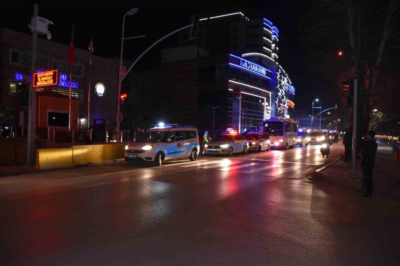 Kastamonu Emniyetinden deprem bölgesine 60 personel gönderildi