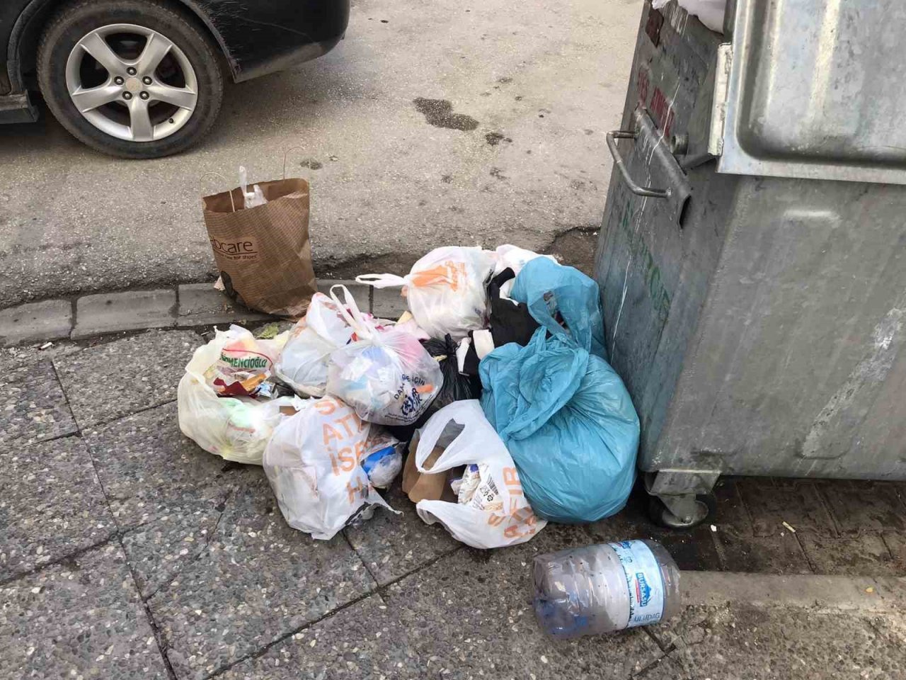 Uyarı yazısı bile kaldırıma çöp atılmasına engel olamadı