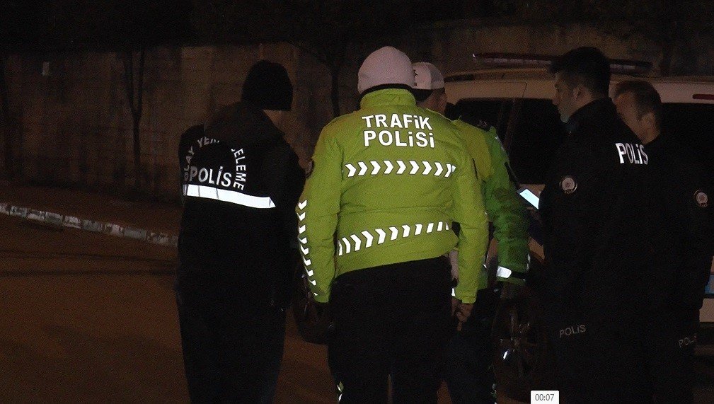 "Dur" ihtarına uymadı, polis memuruna çarpıp ağır yaraladı