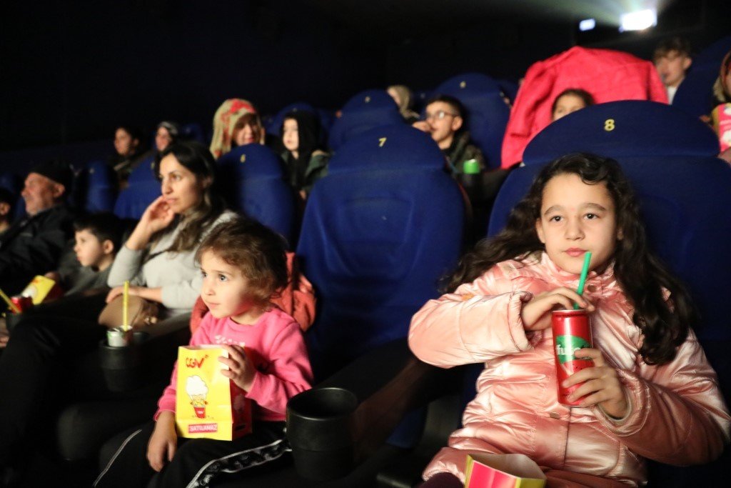 Kocasinan’da depremzede çocuklar, sinema keyfi yaşadı