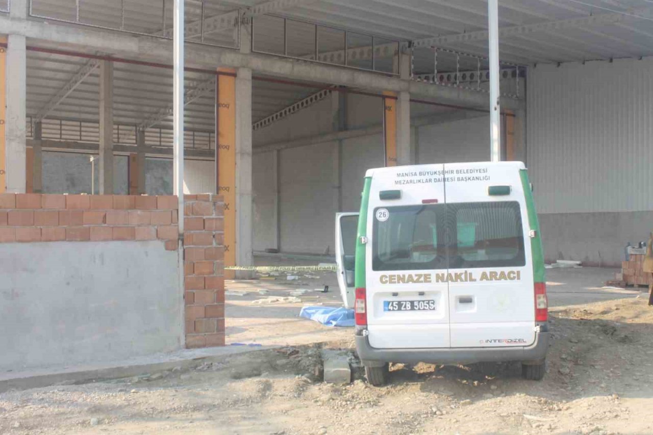 Çatıdan düşen işçi hayatını kaybetti