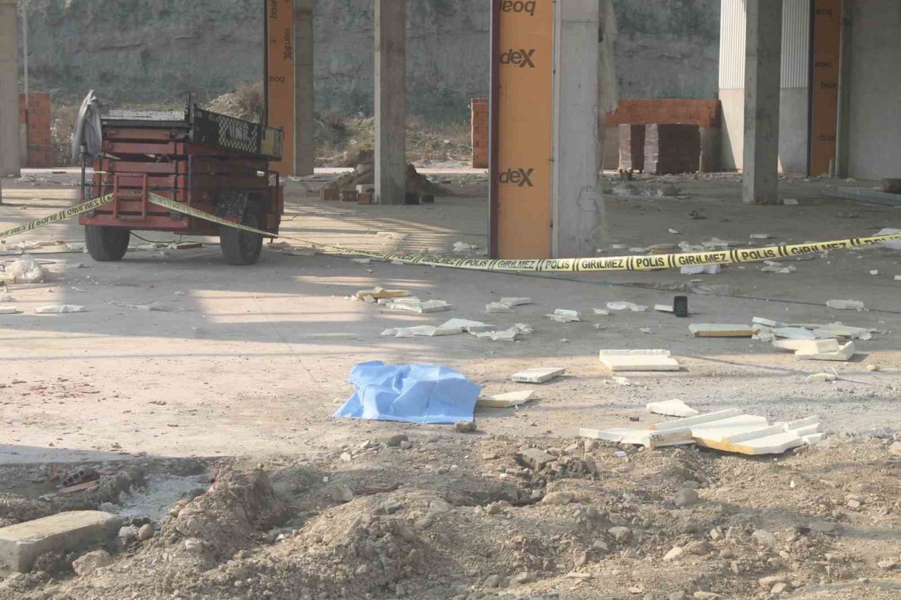 Çatıdan düşen işçi hayatını kaybetti