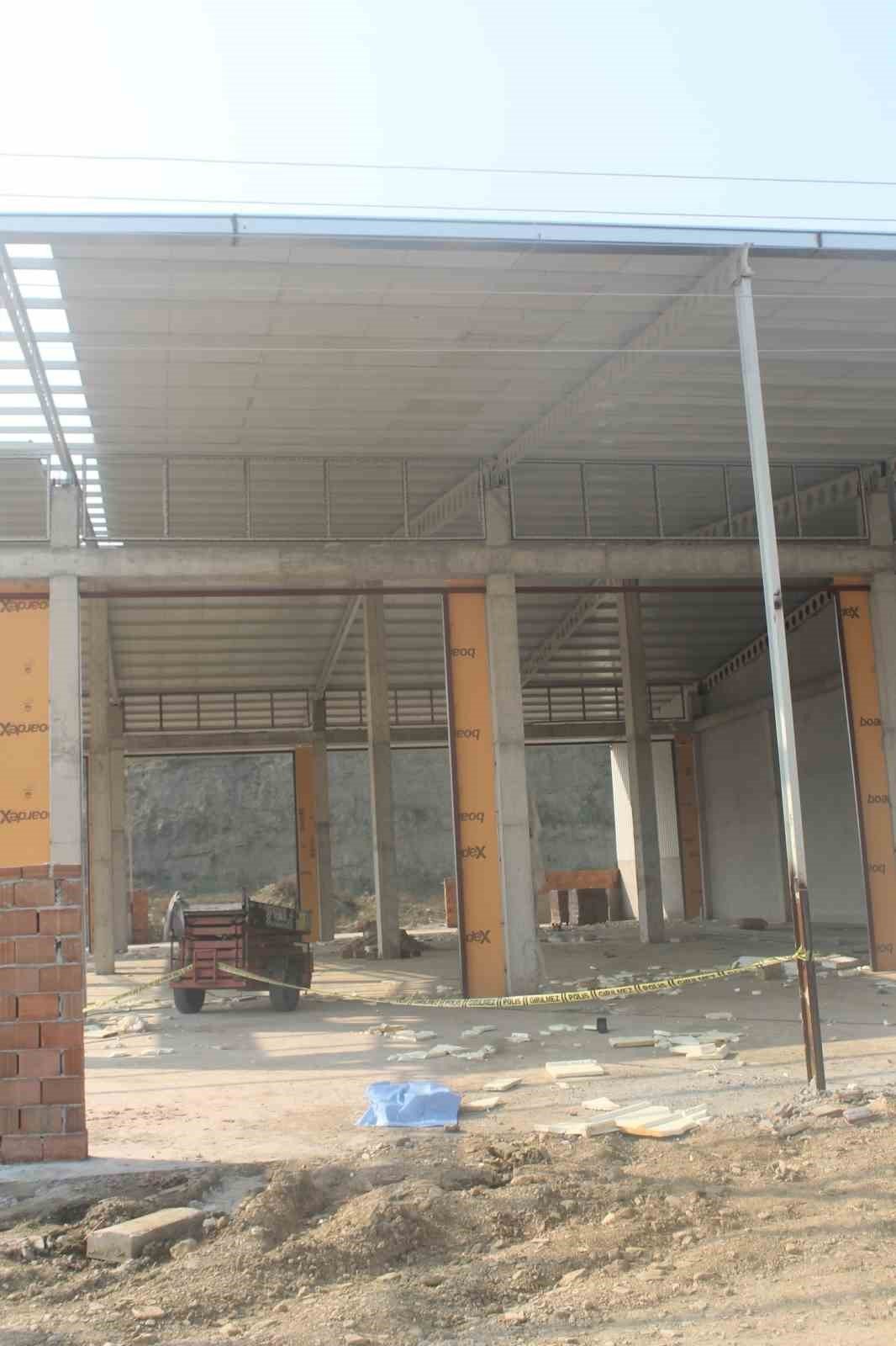 Çatıdan düşen işçi hayatını kaybetti