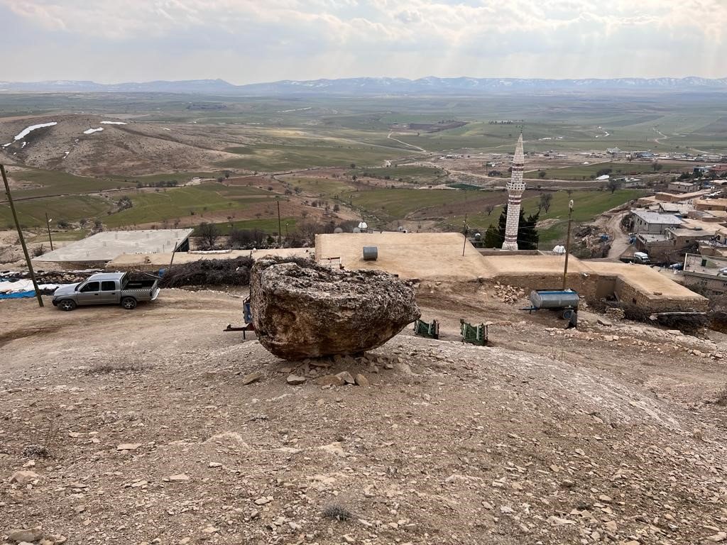 Mazıdağ’ında vatandaşlar dev taş parçalarının gölgesinde korkuyla yaşıyor