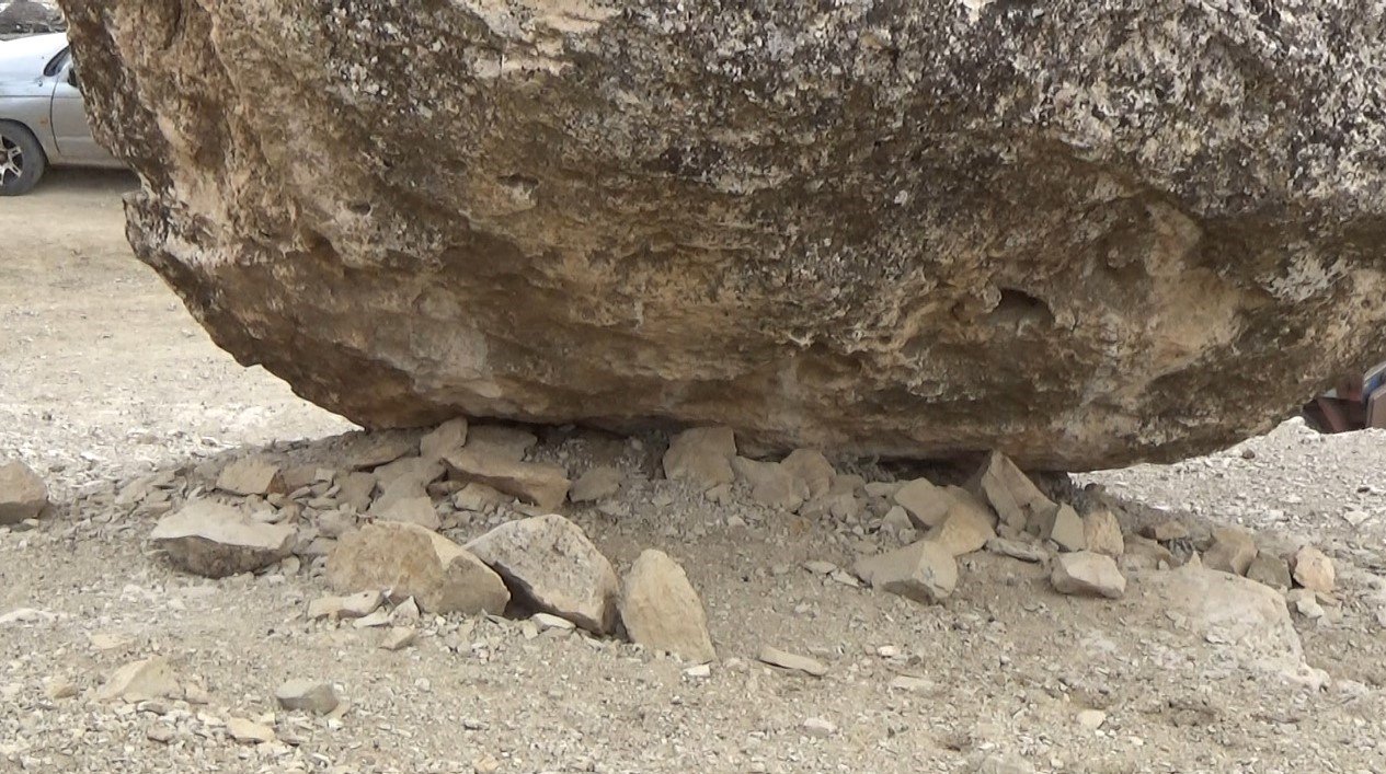 Mazıdağ’ında vatandaşlar dev taş parçalarının gölgesinde korkuyla yaşıyor