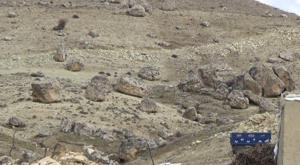 Mazıdağ’ında vatandaşlar dev taş parçalarının gölgesinde korkuyla yaşıyor