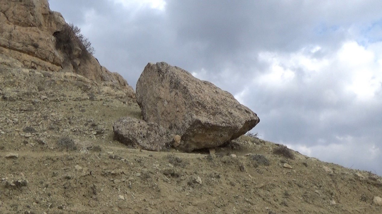 Mazıdağ’ında vatandaşlar dev taş parçalarının gölgesinde korkuyla yaşıyor
