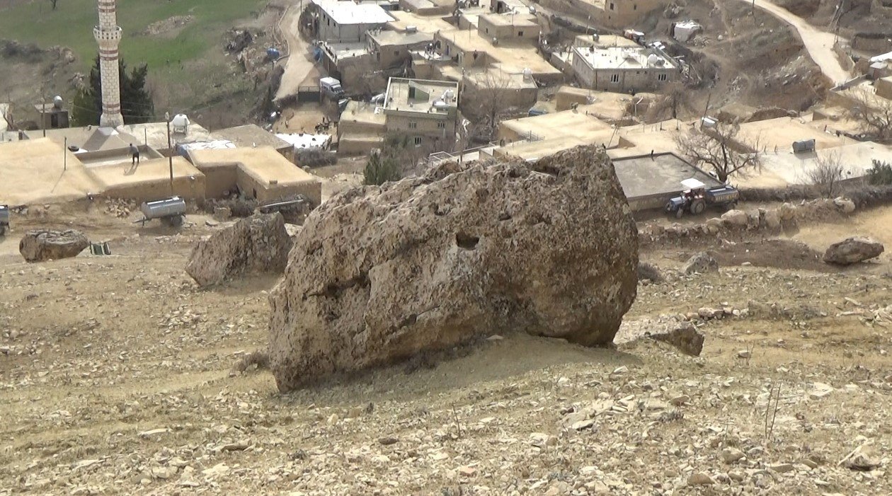 Mazıdağ’ında vatandaşlar dev taş parçalarının gölgesinde korkuyla yaşıyor