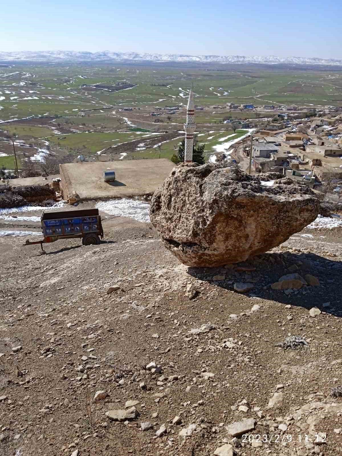 Mazıdağ’ında vatandaşlar dev taş parçalarının gölgesinde korkuyla yaşıyor