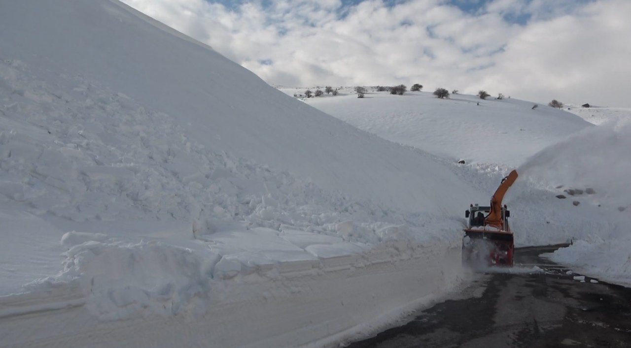 Kar kalınlığının 5 metreyi bulduğu yolda zorlu çalışma