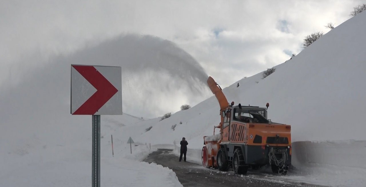 Kar kalınlığının 5 metreyi bulduğu yolda zorlu çalışma