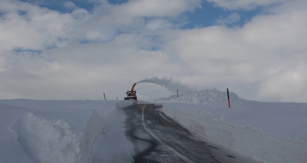 Kar kalınlığının 5 metreyi bulduğu yolda zorlu çalışma