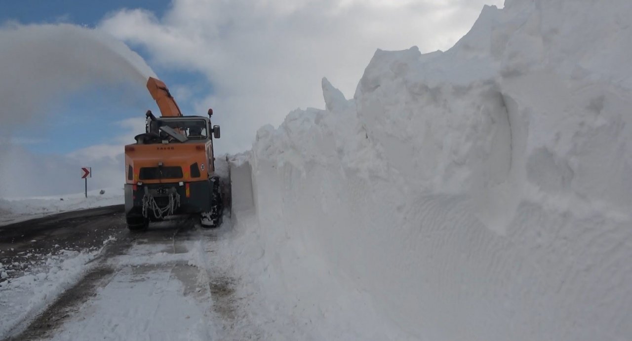 Kar kalınlığının 5 metreyi bulduğu yolda zorlu çalışma