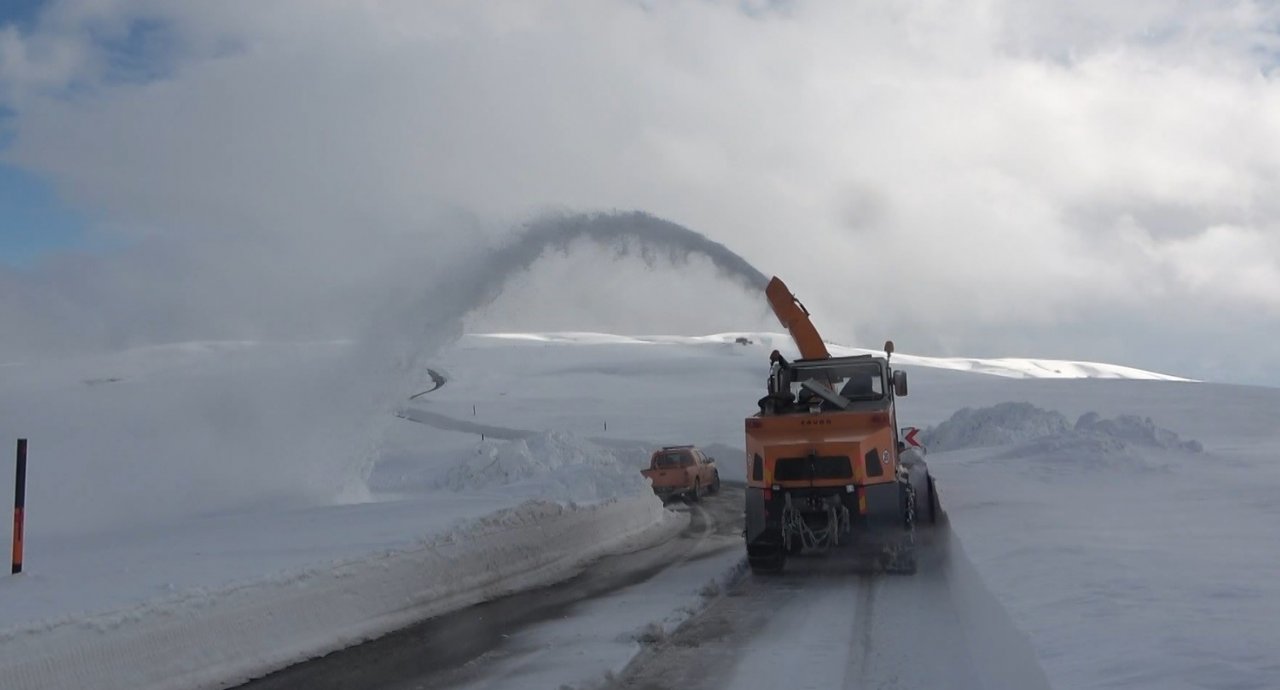Kar kalınlığının 5 metreyi bulduğu yolda zorlu çalışma