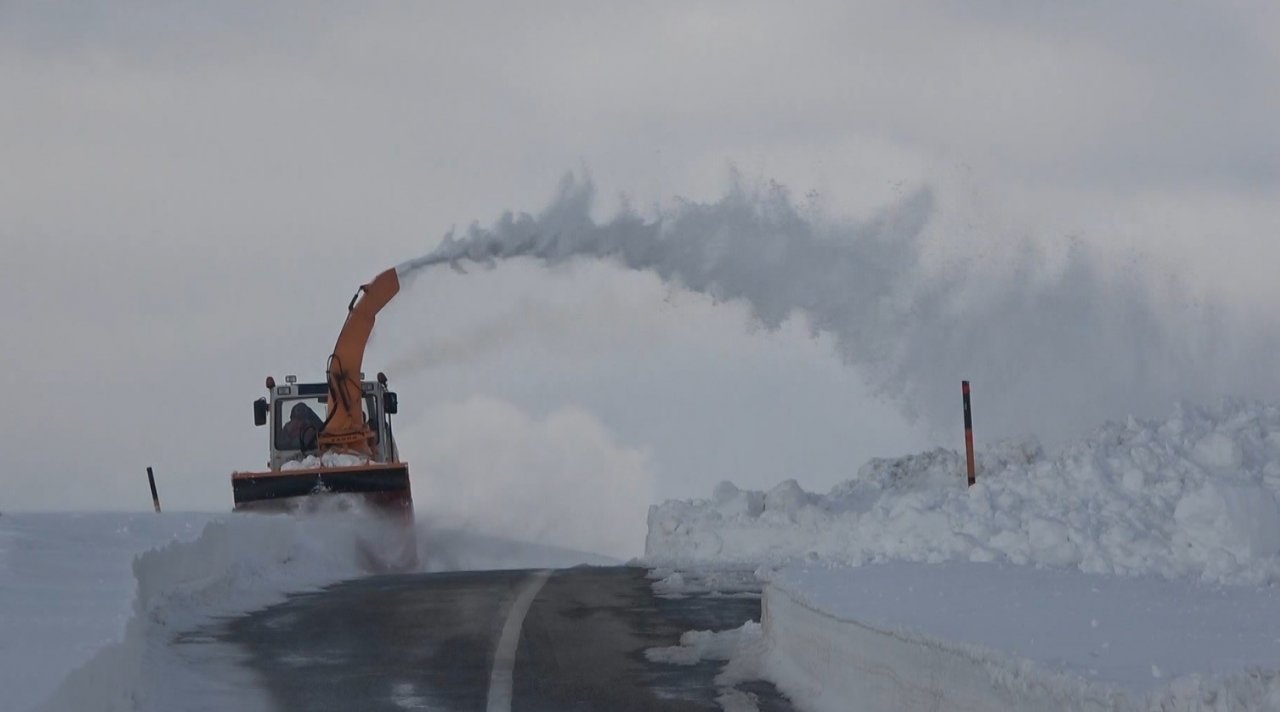 Kar kalınlığının 5 metreyi bulduğu yolda zorlu çalışma