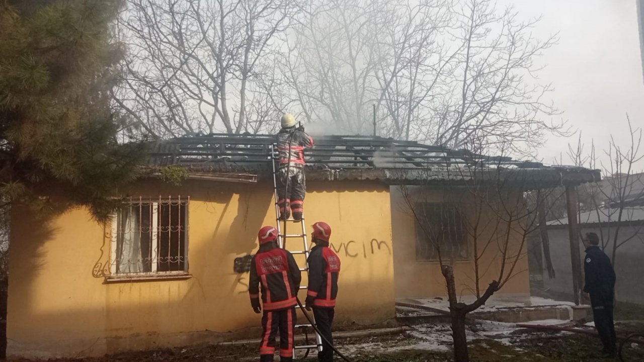 Tek katlı evde çıkan yangın söndürüldü