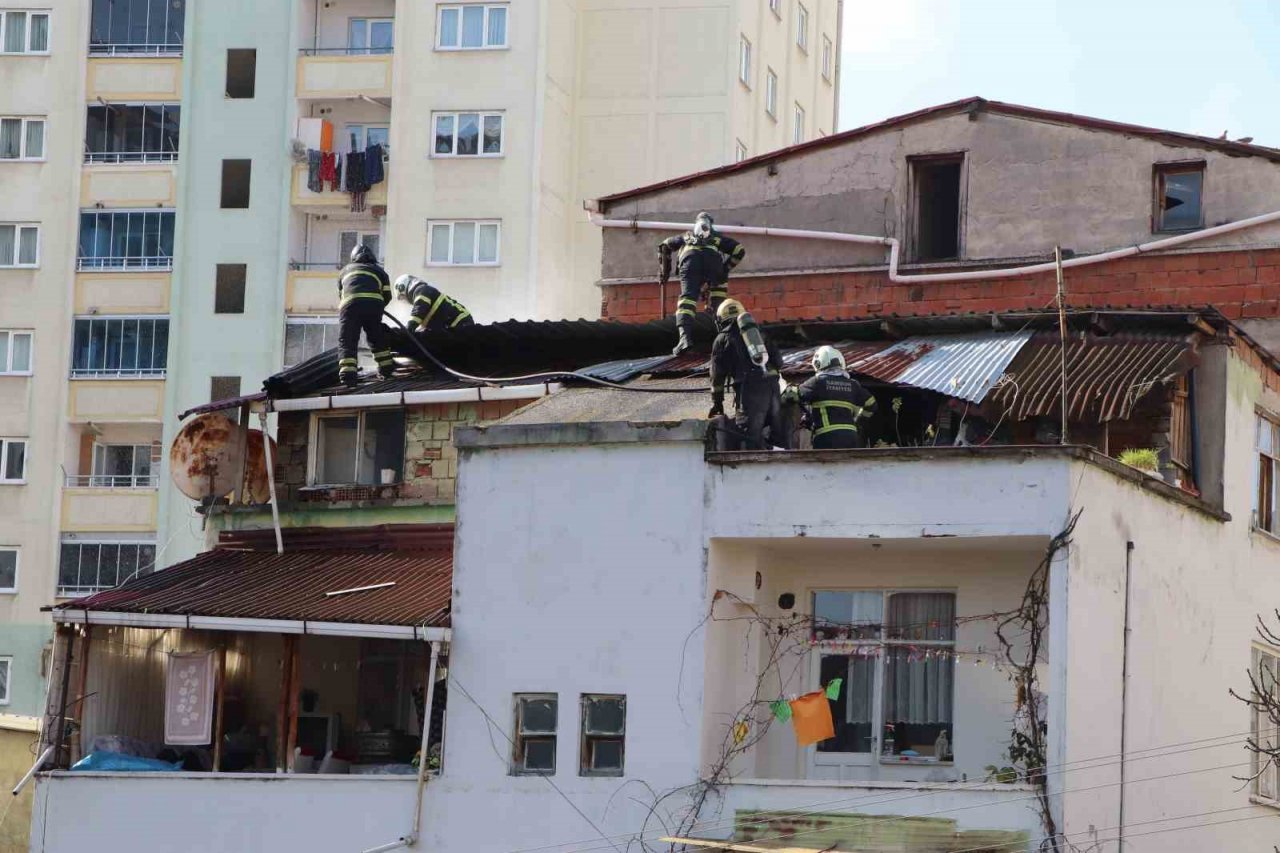 Çatı yangını korkuttu