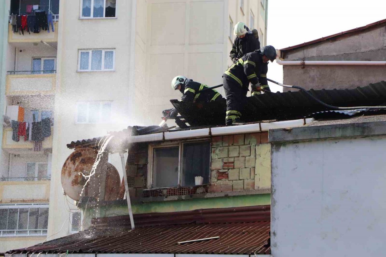 Çatı yangını korkuttu