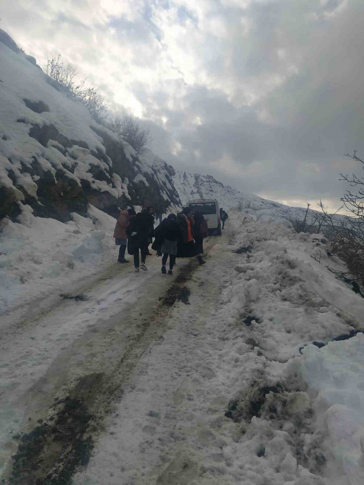 Siirt’te çığ düşmesi sonucu öğrenci ve öğretmenler yolda mahsur kaldı