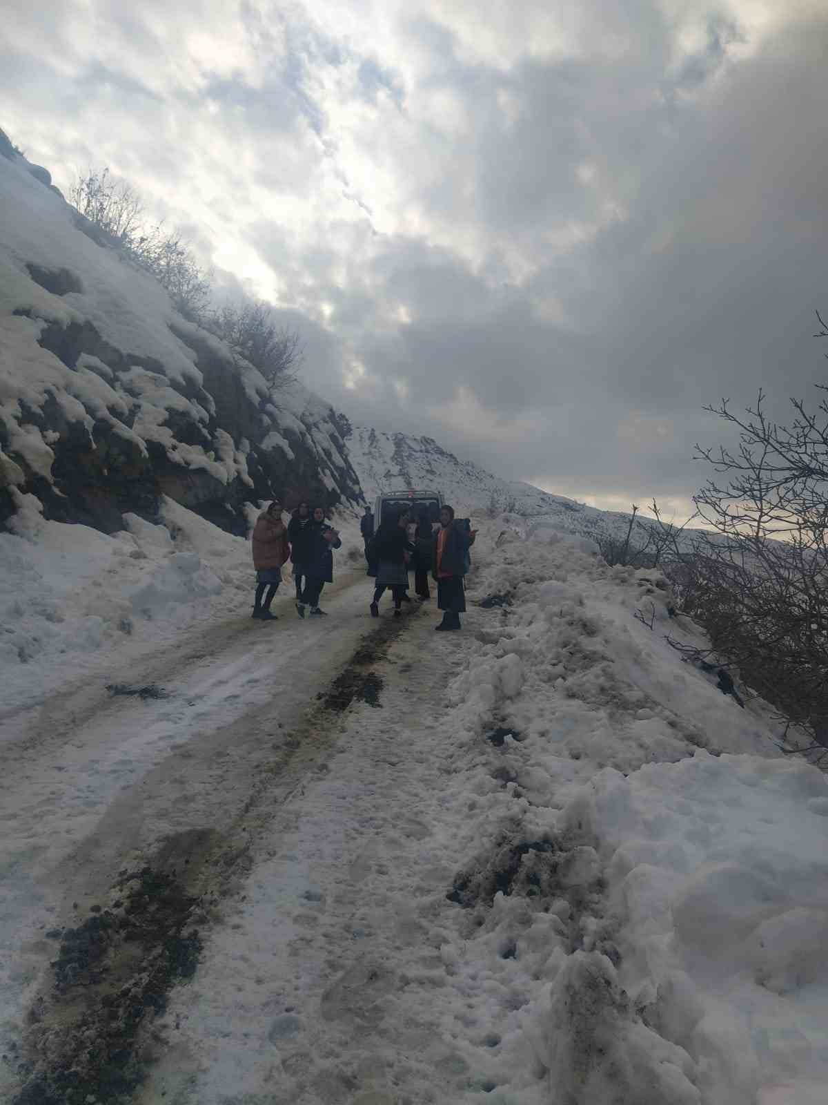 Siirt’te çığ düşmesi sonucu öğrenci ve öğretmenler yolda mahsur kaldı