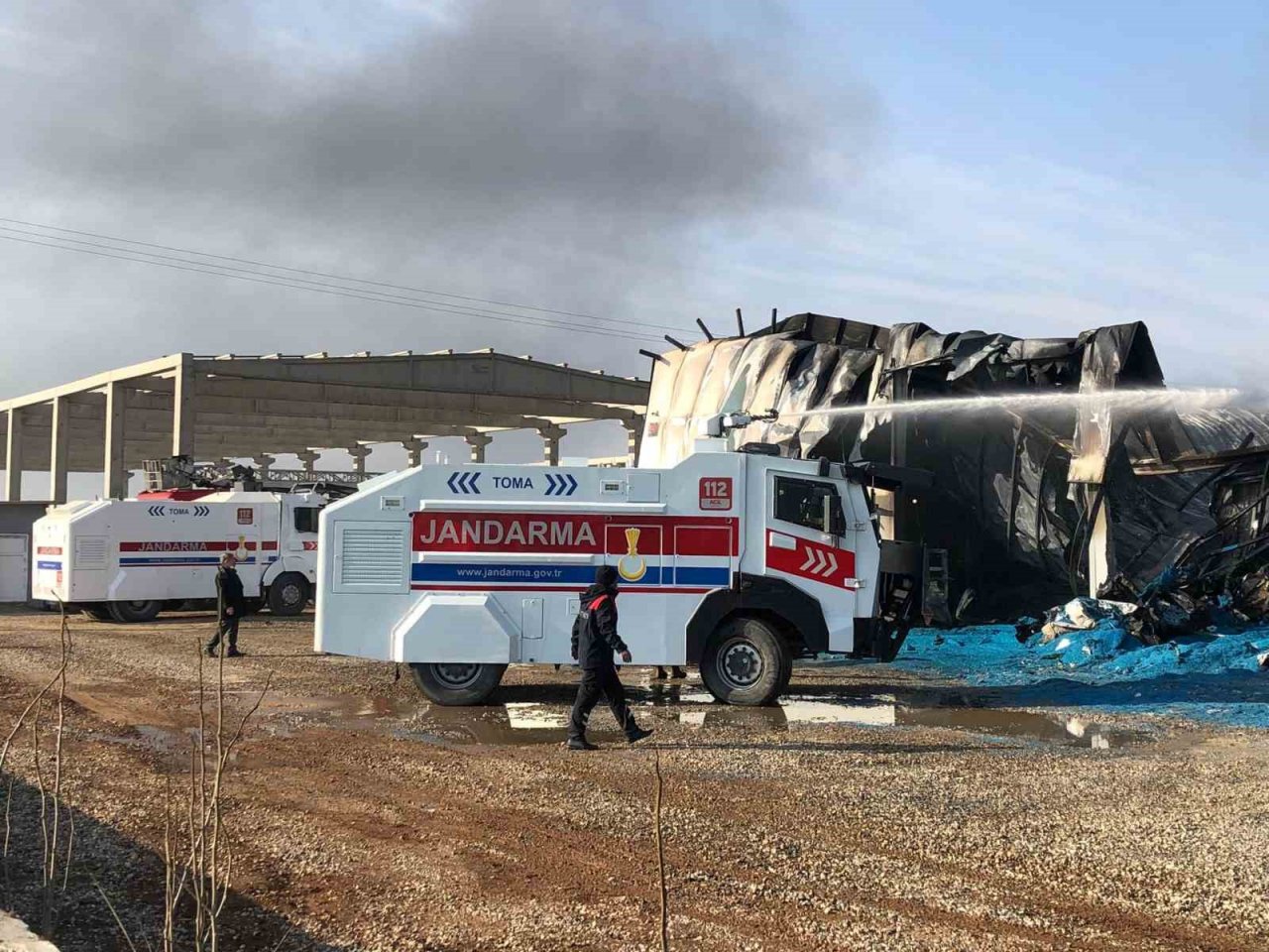 Cizre’de 6 saattir devam eden yangına TOMA’lar da müdahale ediyor