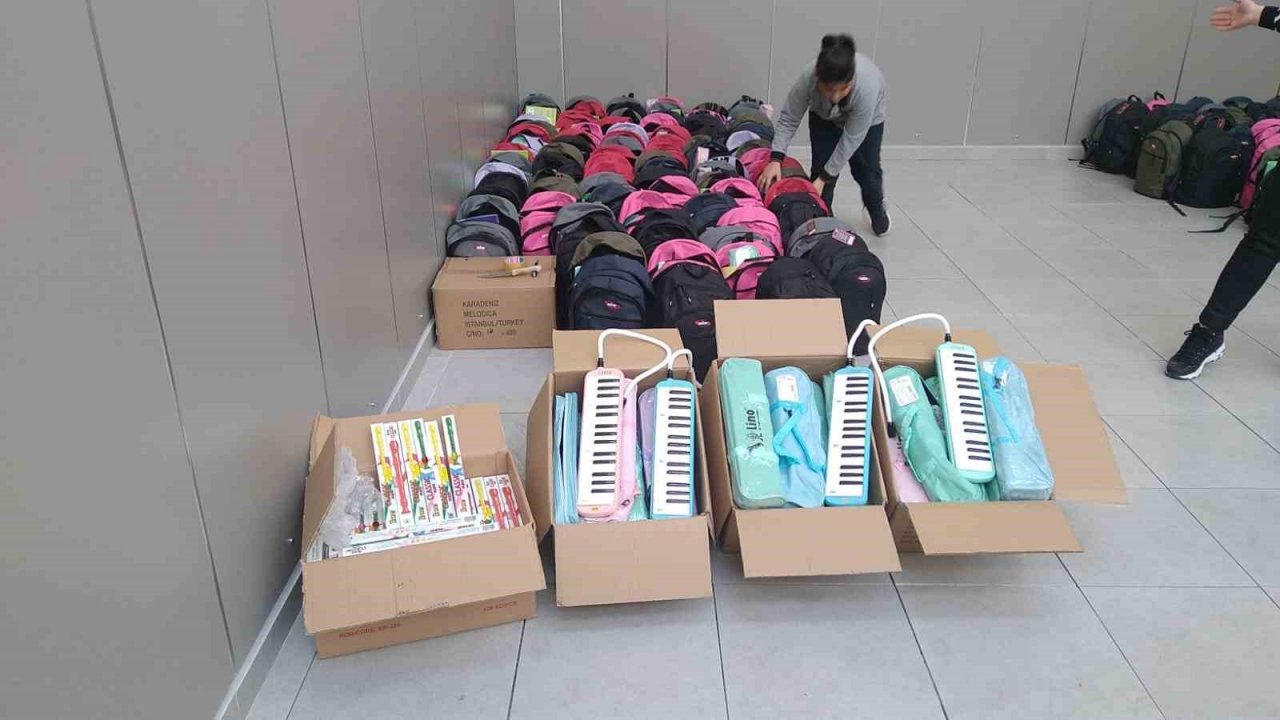 Depremzede öğrencilere içerisinde kırtasiye malzemesi olan 200 çanta hazırlandı