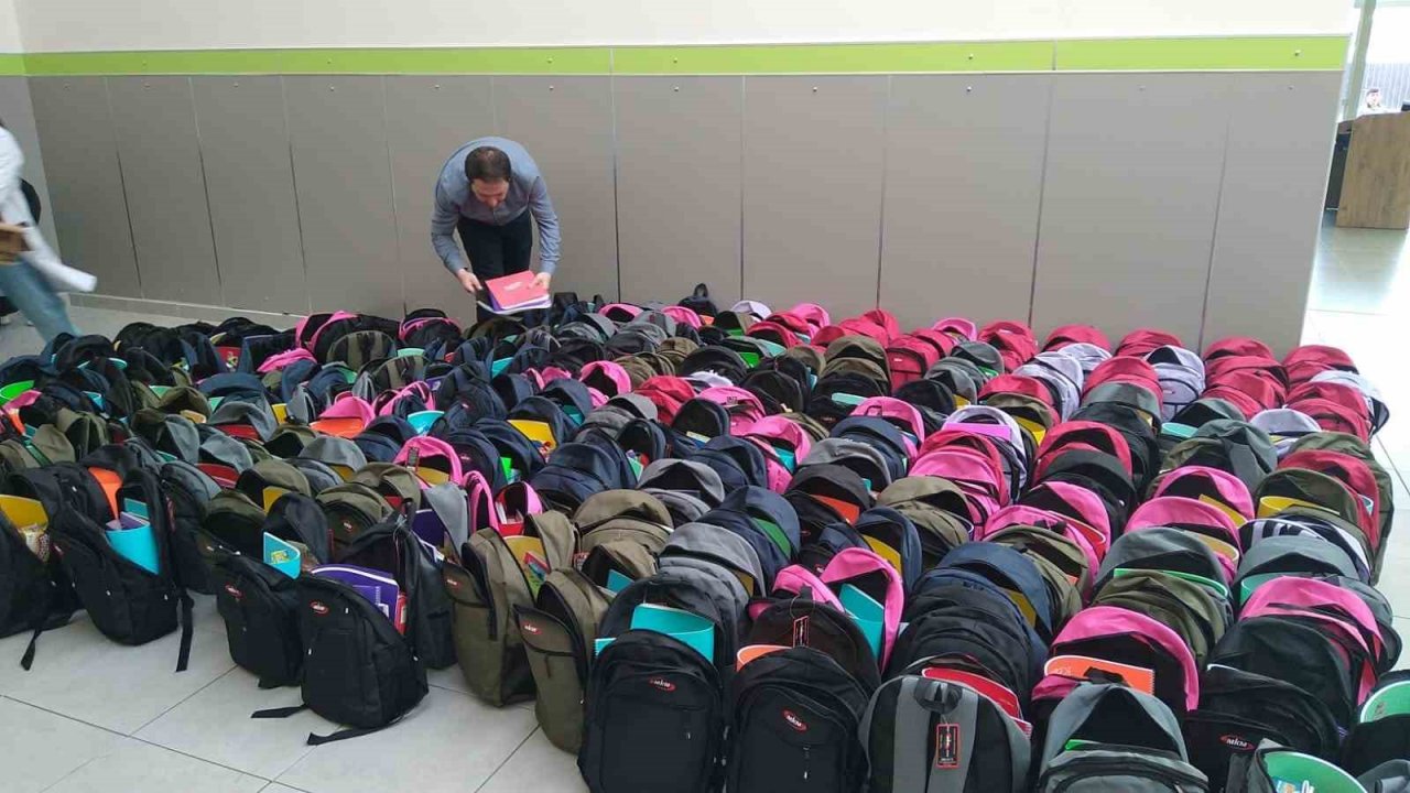 Depremzede öğrencilere içerisinde kırtasiye malzemesi olan 200 çanta hazırlandı