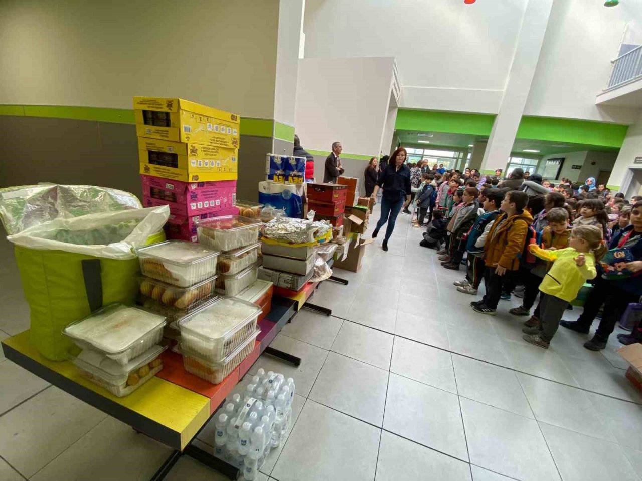 Depremzede öğrencilere içerisinde kırtasiye malzemesi olan 200 çanta hazırlandı