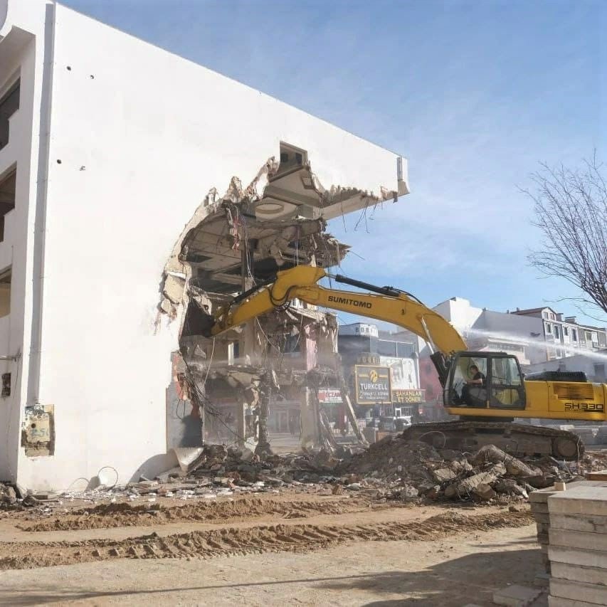 Sorgun’da riskli yapıların yıkımı sürüyor