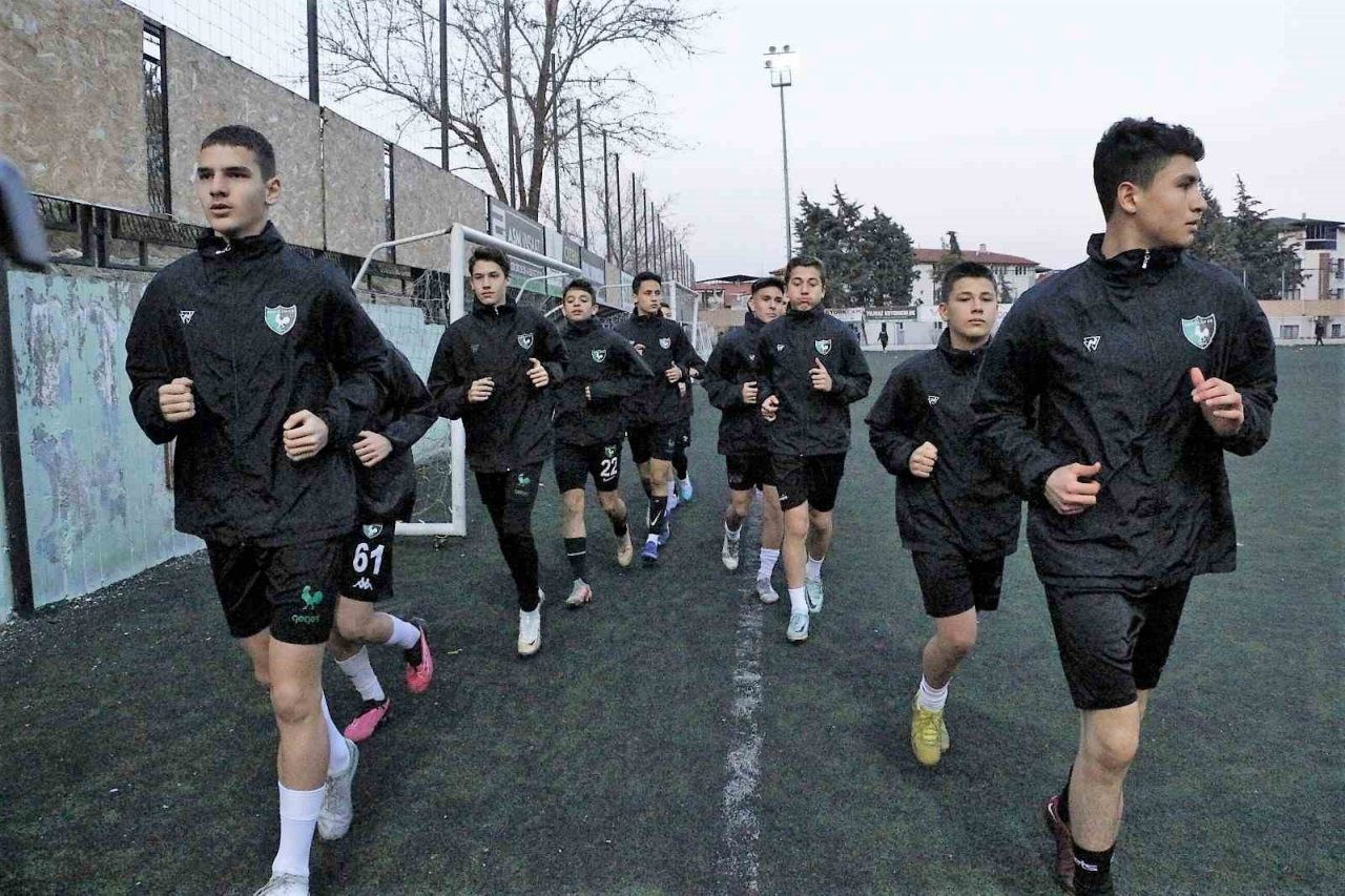 Genç horozların hedefi zirve