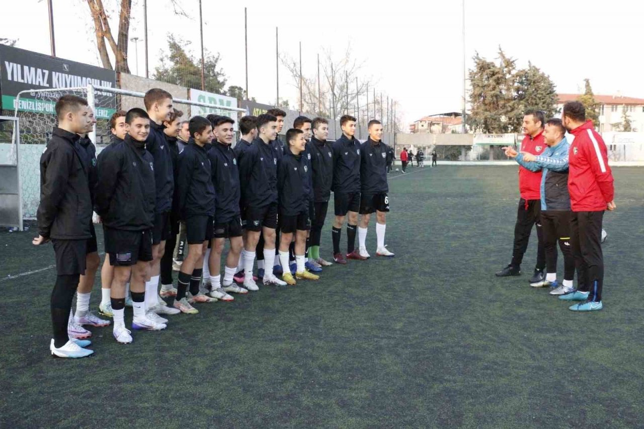 Genç horozların hedefi zirve